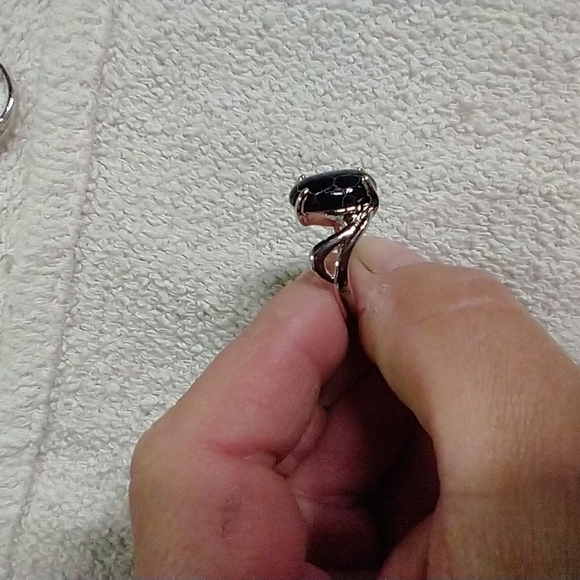 Silvertone black 🖤 stone 🪨 ring 💍8 - Picture 4 of 5